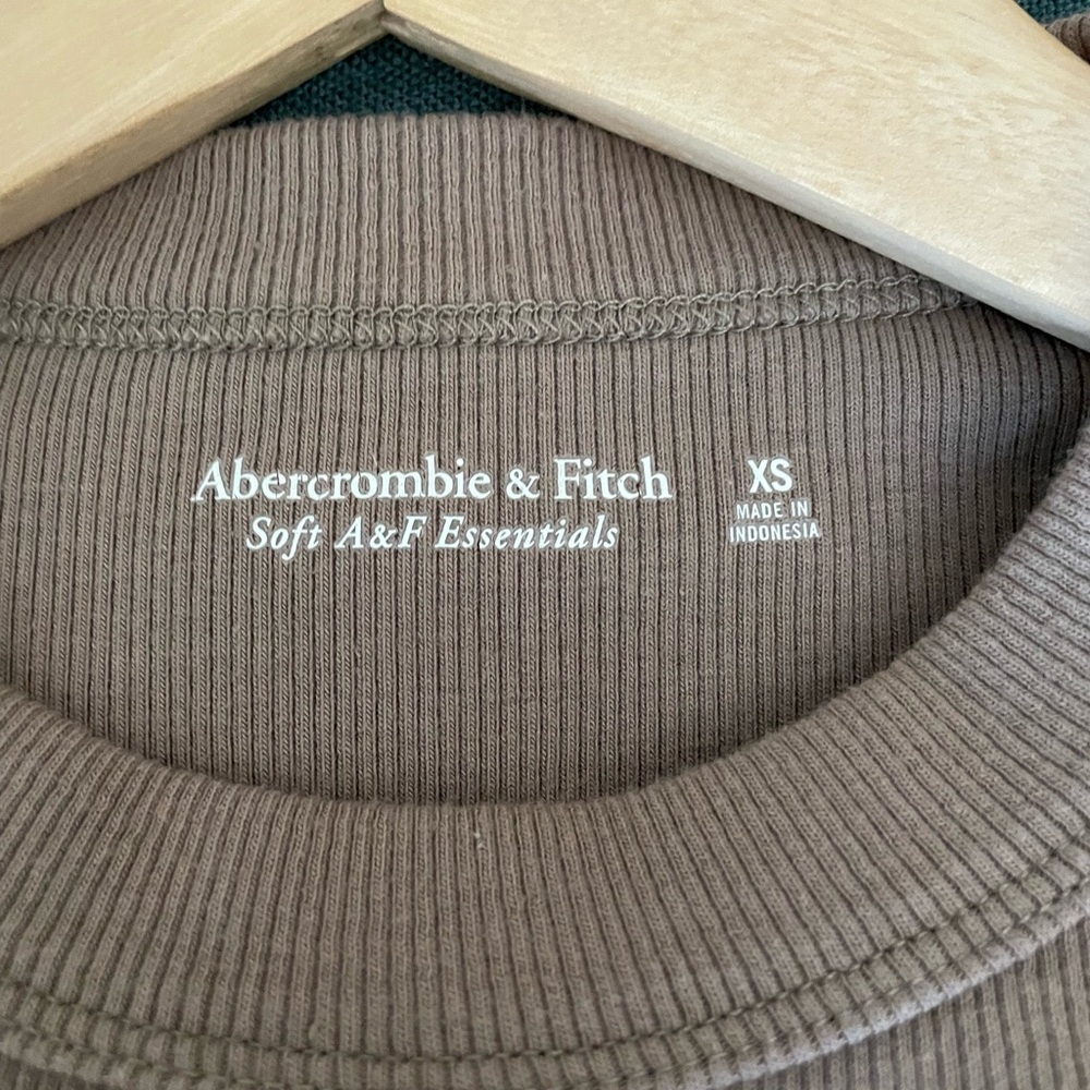 Abercrombie & Fitch “Soft A&F Essentials” ribbed cropped long sleeve - sz XS - Picture 2 of 5
